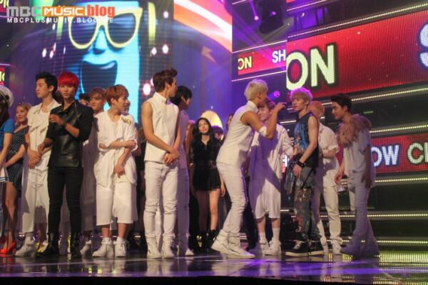 WinterBbang's tweet photo. lmao ravi is pointing at kyungsoo, clam clam down ravi http://t.co/fnENzg5gHc