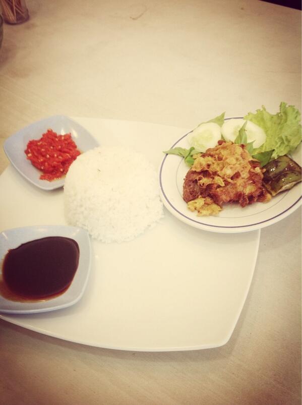 Ada yg sudah pernah makan Ayam Kremes Lokeswara? :9