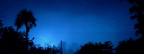 BGC_Obsessed's tweet photo. It's lightening out! I hate lightening, cool pic I took though! http://t.co/6quRzhzR6O