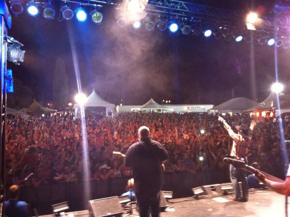 vealedeal's tweet photo. Vernon is getting rowdy with @AaronPritchett http://t.co/Fc0AjBVYoH