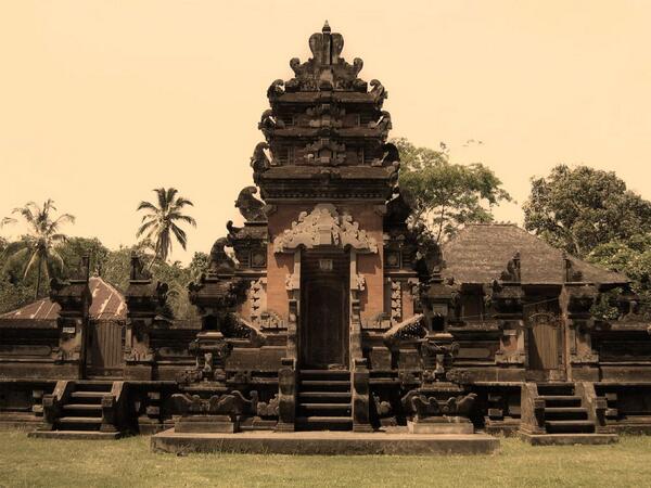 храм пура лемпуянг бали. остров 1000 храмов. храм 1000 ступеней бали. храм на острове. остров 1000 храмов.