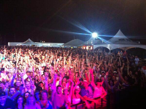vealedeal's tweet photo. @AaronPritchett #funtastic Vernon crowed shots. #killerfans http://t.co/OfgIpZIGrb
