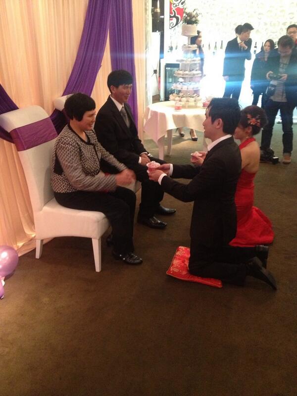 s_lafoou's tweet image. Giving tea to the brides parents #TraditionalChineseWedding Have to say speech soon #nervous 😫