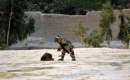 Moment #Afghan soldier defuses suicide vest with terrorist still wearing it
#Brave Afghan Solider