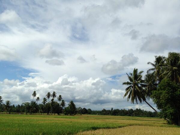 andre_dfriends's tweet photo. Hrs ke sono nih kapan2RT @dhanyichram: Nice view in Pariaman http://t.co/pqp1OuLwxf