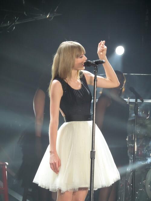 SwiftIndoUpdate's tweet photo. #SWIFTUpdate : Taylor Swift - Vancouver June, 29 2013 #REDVancouver || *8 http://t.co/sgDAJyqGzq