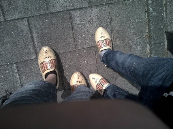 brianboer's tweet photo. Lekker krantjes lopen in de klompen XD met @MelvinnBergg http://t.co/m1z4CnhKNX