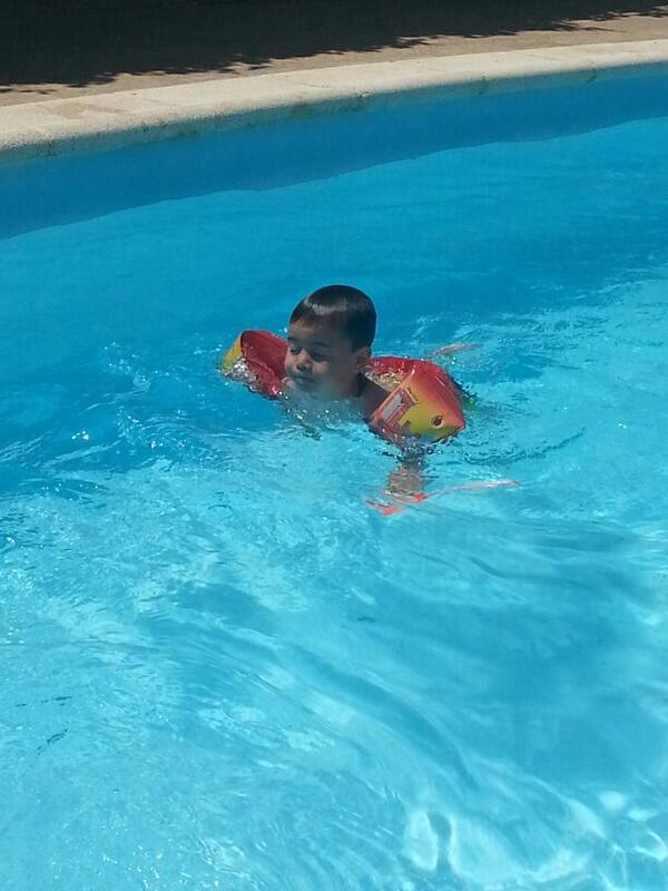 almuvic2011's tweet photo. De piscina con mis chicos http://t.co/DsEWcHx4dq