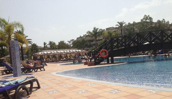 whatYouSayinB's tweet image. iPhone headphones in, oil on #timetogetmytanon #timetowinddown ☀👙