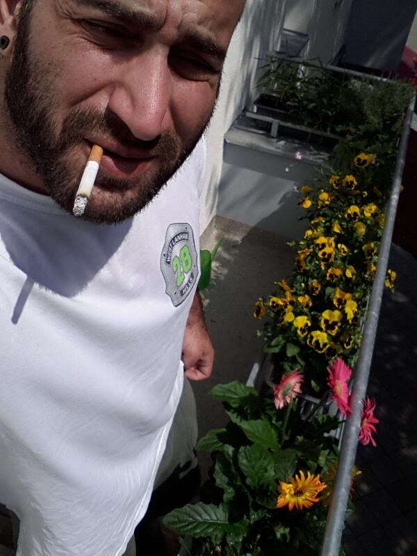 DJSpencerReed's tweet photo. My schon balcony garten.. coming along so nice : ) http://t.co/40H3bsFAkK