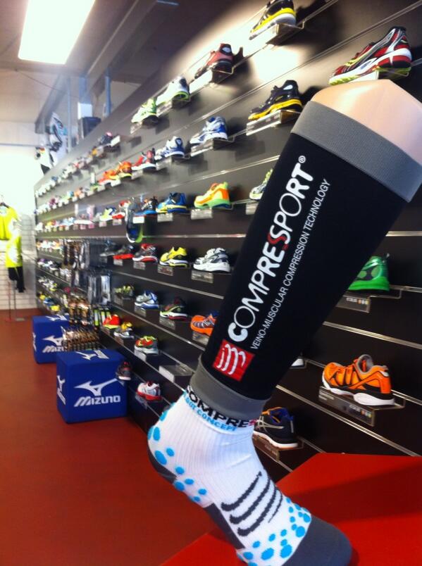 Run_and_Walk's tweet photo. @Lerenhardlopen Nieuw produkt Compressport binnenkort verkrijgbaar bij  #runandwalk... http://t.co/3V073jgYjD