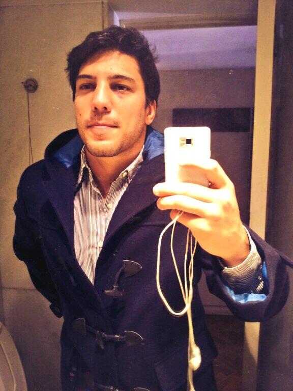 HongoCeraso's tweet photo. Sangra ojo mordo y lo peor de todo nome entran los anteojos Me voy al fernandez a hacerme la de maicol @santiaguirreb http://t.co/910UxJWfYE