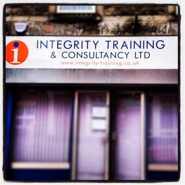 EliteSigns's tweet image. #ExteriorSignage #FasciaSign installed at new premises of @IntegrityT, #NoltonStreet #bridgend  today