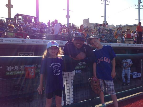 RealDJDoubleS's tweet photo. @Paez29 is now my family's favorite ballplayer! Gave my son his glove at the Bklyn Cyclones game Sat! Pulling 4 u! http://t.co/djvgLsrzyI