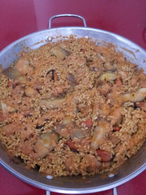 CarlosBelis's tweet photo. Primer dia d vacaciones y hemos comido un arrocito d rape, alcachofas y gambas hecho por mi!! Con @Mari_Escrig ... http://t.co/tfhAJDDCXK