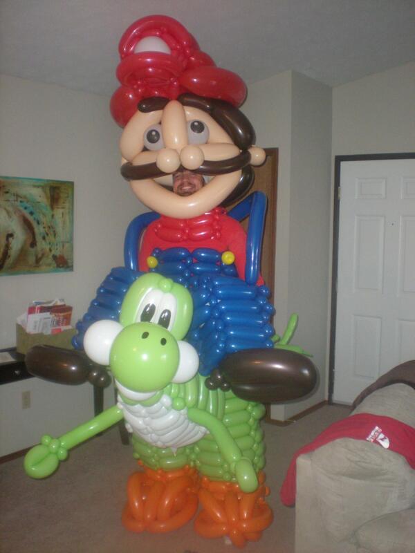 Con rapidez Panadería Atravesar Twitter 上的 Gina Tost："Un disfraz de Mario (y un Yoshi) hecho de globos. No  quiero pensar a qué se parece la nariz del personaje...  http://t.co/EqsJjGF7mV" / Twitter