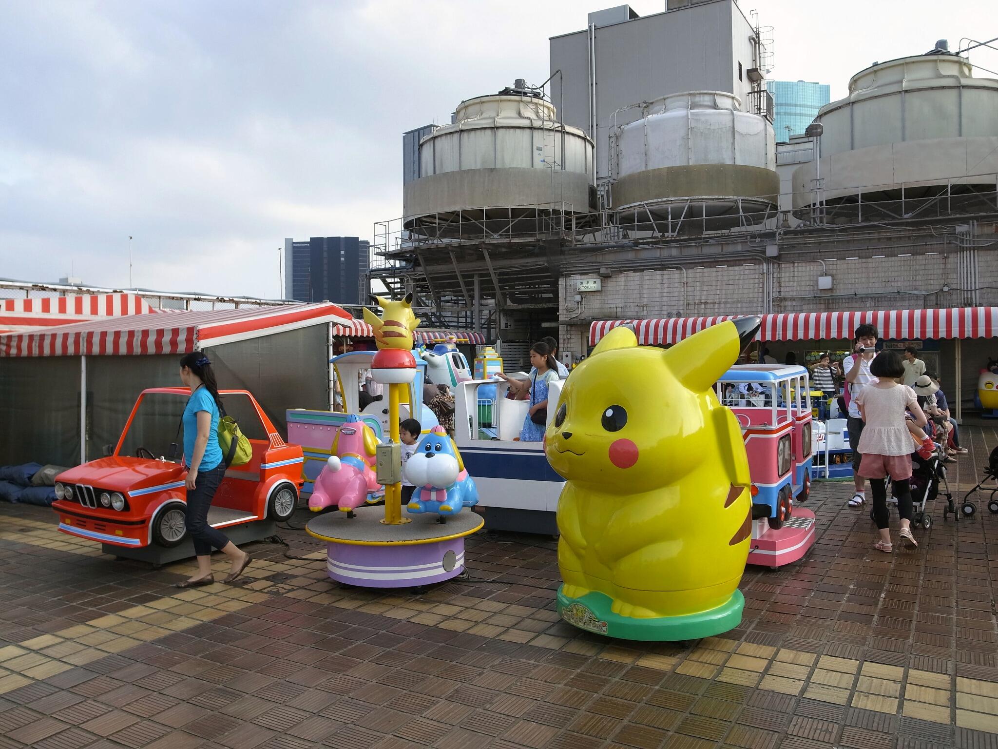 はむぞう 松坂屋銀座店屋上遊園地 日曜日にデパートに出かけて 買い物の後 お好み食堂でお子様ランチを食べて 屋上遊園地で遊ぶのが 定番の家族団らんの風景だった日々が懐かしい 百貨店文化が廃れていくのは 本当に寂しいことだと思う Http T Co