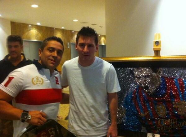 MessienMedellin's tweet photo. Así recibió MESSI el cuadro hecho por @MisterBling_ estilo innovador en cristal de Swarovsky http://t.co/hqofYlFWEn http://t.co/Jqx1gLlYpN