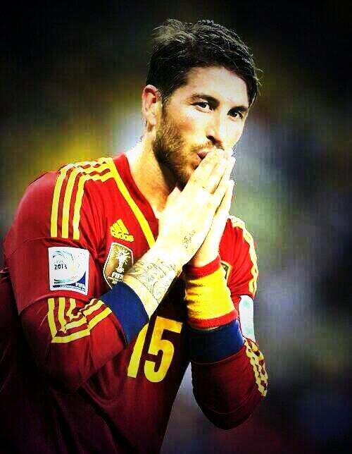 _vcasas_'s tweet photo. #RamosTusHuevosNosSeñalanElCamino Porque caer esta permitido,pero levantarse es obligatorio! @SergioRamos http://t.co/Q75zHNBr6V
