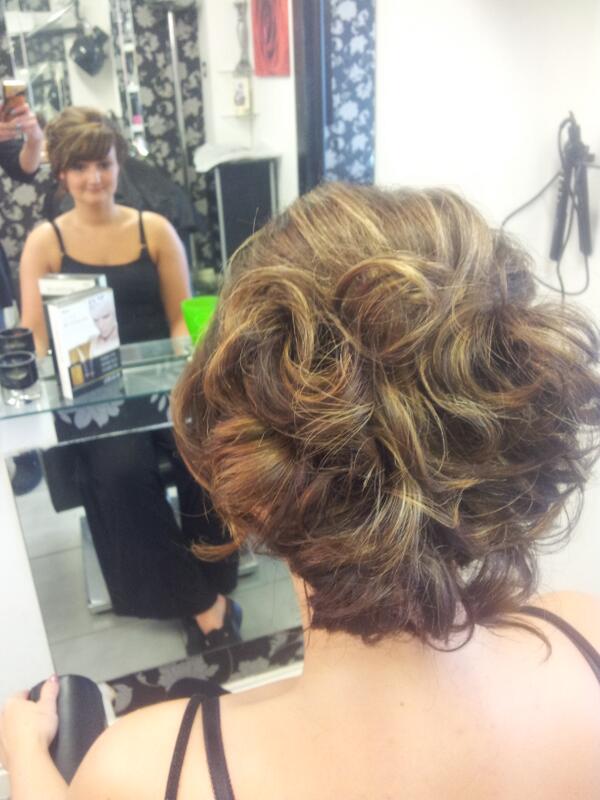 EstiloBolton's tweet photo. Short hair proven to go up (hair in this photo is above shoulder length with no hair pieces or extras) #promhair http://t.co/EeMJ7Nhtqb