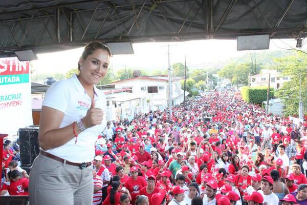 MichelleGustinC's tweet photo. En el cierre de #Campaña de #CastilloDeTeayo la gente nos mostró su apoyo y cariño #AveracruzLeConviene @NotiPRI http://t.co/DlohGWrQBb