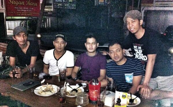 opik_manaf's tweet photo. akhirnya bisa ngumpul lagi cc: @shakey_band @dionnshakey @dinnoalshan @iwanksambo @dudung http://t.co/kXwTJET0qJ