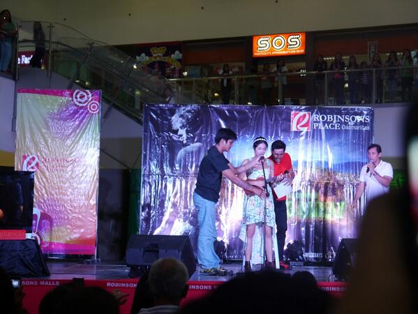 DLittleWarrior's tweet photo. My shot of @yamconcepcion during the #DugongBuhay #MallTour in #RobDasma.she is about to sing #bizarrelovetriangle:-) http://t.co/XtqSURFMQH