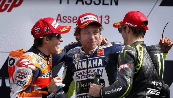 marcmarquez93's tweet photo. Un podio muy muy divertido!!😁 / Incredible podium, was very nice to be there! @ValeYellow46 @calcrutchlow http://t.co/B4ihdbrZub