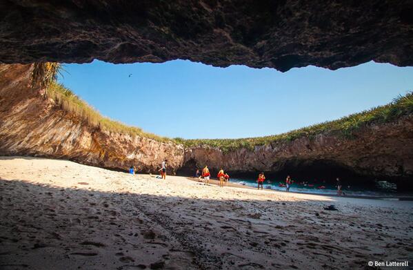 PuertoVallarta's tweet photo. ¡#YoTambiénQuiero visitar las Islas Marietas este verano! #PuertoVallarta http://t.co/bbJvzFNW7W http://t.co/oTz0Tarwvq