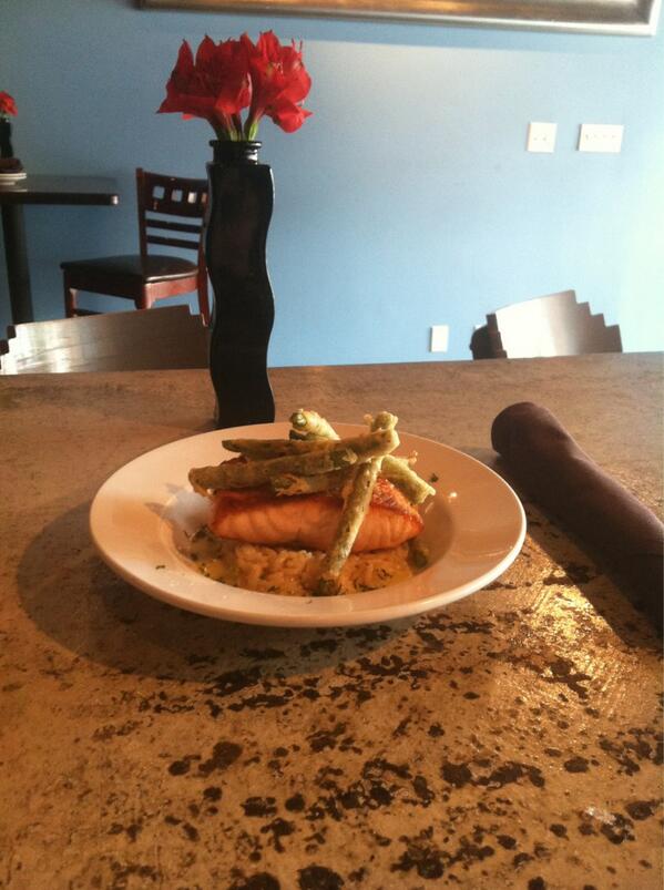 lolaSTL's tweet photo. Atlantic salmon over white rice with tempura green beans drizzled with citrus vinaigrette for $11 http://t.co/I5C4R0Pxf7