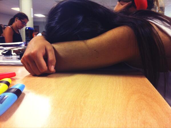 AnaPinedaM's tweet photo. Nueva tecnica de estudio:dormir y dejar q los conocimientos vengan solos a ti @AnaaRuRu http://t.co/zysUjzzahR