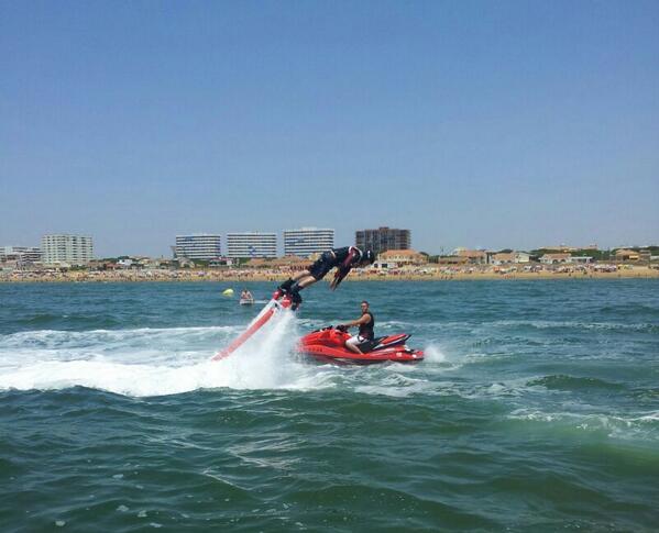 flyboardhuelva's tweet photo. Saliendo del agua haciendo el delfin http://t.co/uF7BVhNCqK