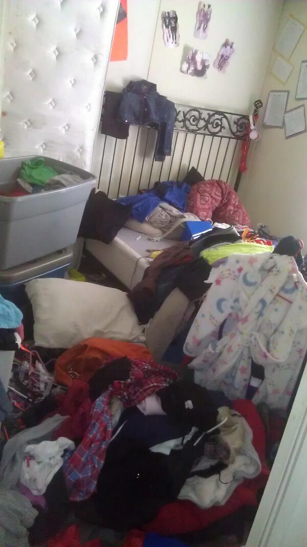 My room is a mess .! #MovingProcess iHATE PACKIN