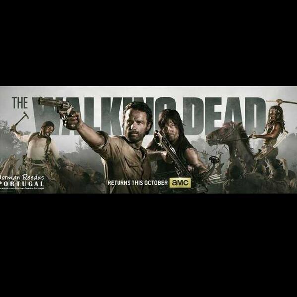50ShadesOfTWD's tweet photo. Revealed the banner of @WalkingDead_AMC  season four to San Diego Comic Con. @wwwbigbaldhead @steveyeun @LaurenCohan. http://t.co/WeBGyKRMN3