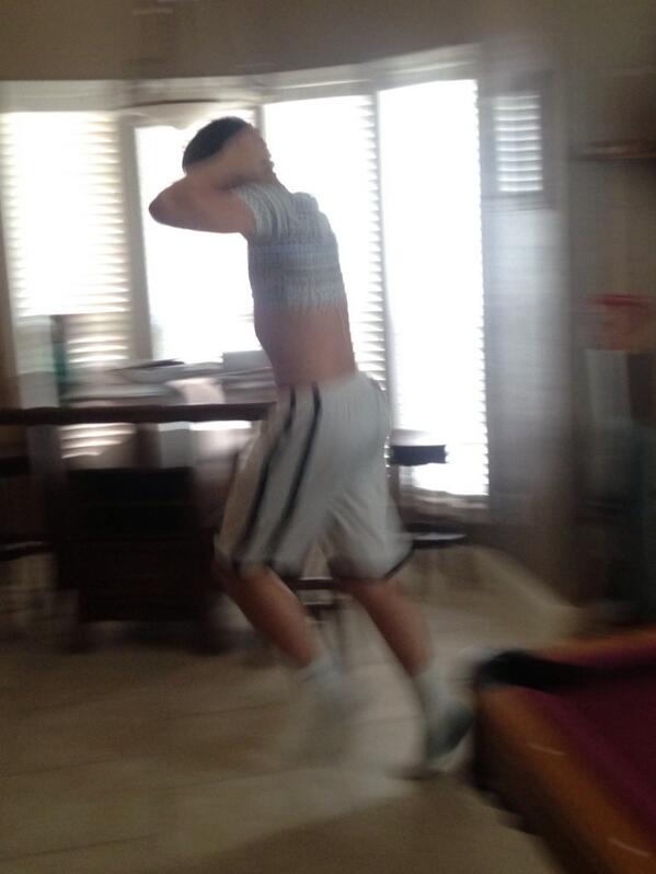 karod8's tweet image. Come home and see @Ryan_Roderick4 sprinting away in @ParsiLily 's crop tee 😳😂 #sofruity