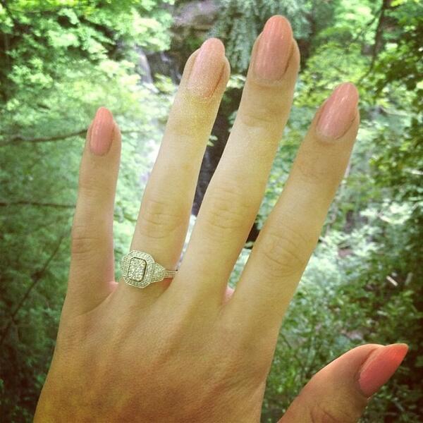 LAHRetouch's tweet image. We are engaged! @joshuamiddleditch ahhhhhh instagram.com/p/bO64eJSvW4/