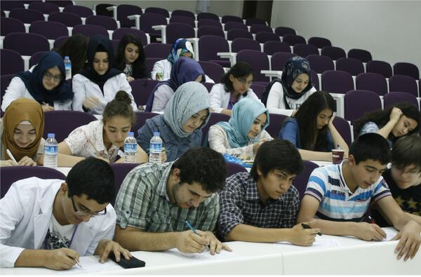 TOAkademi's tweet photo. @TurgutOzalUni Tıp Yaz Okulu katılımcıları daha iyi bir yaz okulu için değerlendirme anketlerini cevapladılar. http://t.co/n0vofJGidI
