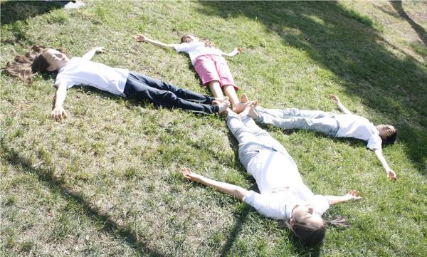 TOAkademi's tweet photo. Doğaya dokun! etkinliğinde tüm öğrenciler (zorda olsa) ayakkabı ve çoraplarından kurtuldular. http://t.co/L7ZfHdc8G8