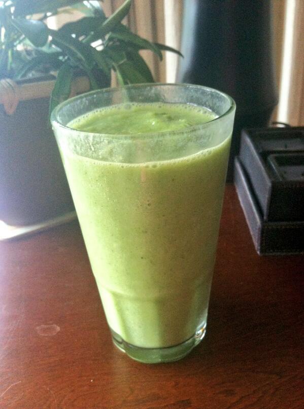 Naturally Lauren Conrad has the best kale smoothie recipe #delicious #cleandinner