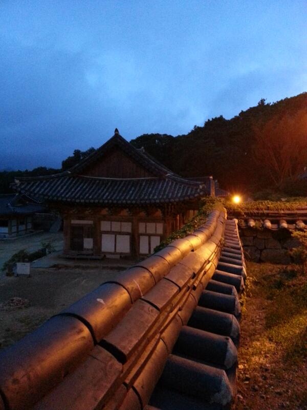 땅끝 마을 미황사에 여명이 밝아 옵니다. 서울은 장맛비가 내리고 있다는데 이곳은 아직 하염없이 순하고 착한 바람만 불어옵니다.