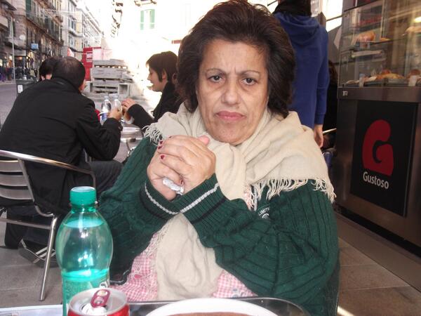 veronicarosso1's tweet photo. chi se la scoperebbe alla nonna hahaah la posizione e il posto dove farlo http://t.co/e57CBUumlg