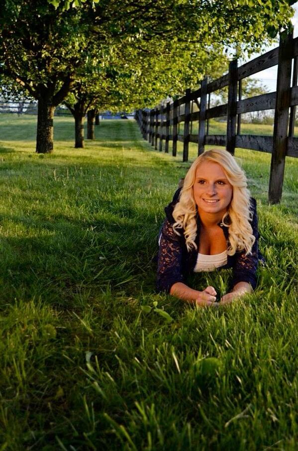 _haleyleannn's tweet photo. My favorite Senior photo. 😃
#senior #2013 http://t.co/oOVYi8AEgw