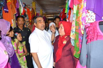 MUSocu04's tweet photo. HA dan Isteri kunjungi psr pnam @PoskoHA@infoRIAU @RelawanMudaKPR http://t.co/ffntMkggKf