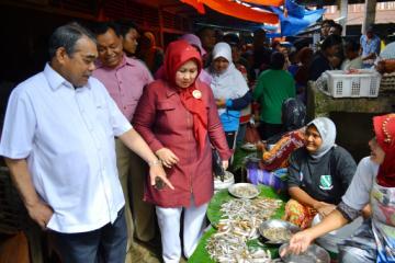 MUSocu04's tweet photo. Kunjungi pasar panam@PoskoHA @infoRIAU @RelawanMudaKPR http://t.co/EYKf0N6Ejw