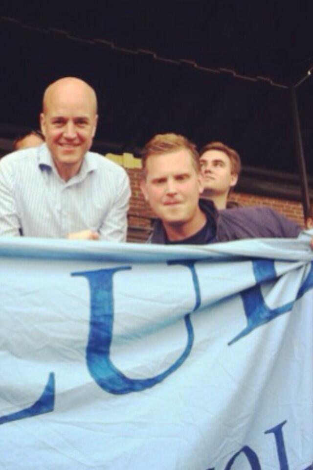 Skro000t's tweet photo. Jag gillar rött, grönt och vitt. Henrik gillar bara blått, "men både ljusblått och mörkblått" citat. http://t.co/UgILKty2sQ