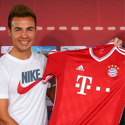 THlus's tweet image. Er ist und bleibt ein Scherzkeks... #Götze #Nikeshirt