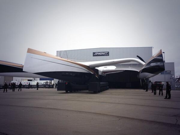 SabMln's tweet image. Il en jette en noir et or! :) #maxitrimaran #spindrift2