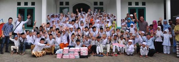 1000sepatu's tweet photo. Cb perhatikan gbr ini, semua bahagia pada saat yang bersamaan! whoaa seru sekali. Foto ini diambil di daerah Cililin http://t.co/sj1BMh3JsT