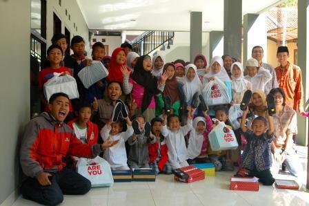 1000sepatu's tweet photo. Kegiatan yang paling membahagiakan adalah ketika melihat wajah2 bahagia mereka, seru dan mengharukan :) http://t.co/YNO7syCJpc