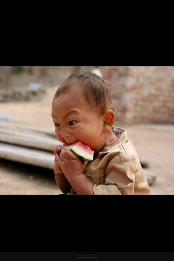 A4R0M's tweet photo. how i eat melon http://t.co/wVhCYr968M